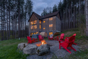 New & Stunning Chalet! Reno'd, Hot-Tub, Barrel Sauna, Slope Views, Fire Pit